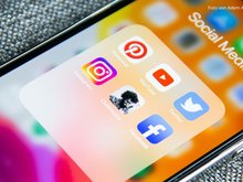Smartphone-Display mit Social Media von Adem Ay auf unsplash