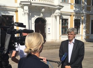 Olaf Meister im Interview vor dem Landtag.