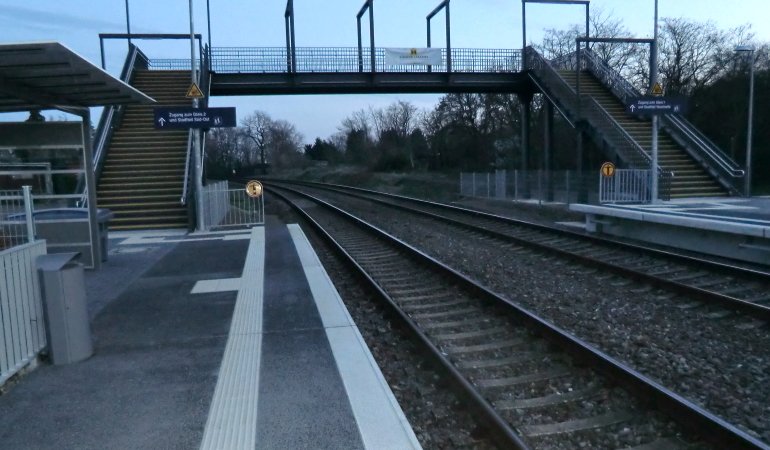 Fußgängerbrücke am Haltepunkt Bernburg-Roschwitz vom Bahnsteig aus gesehen.