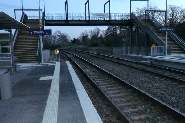 Fußgängerbrücke am Haltepunkt Bernburg-Roschwitz vom Bahnsteig aus gesehen.