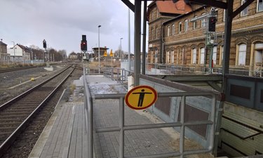 Blick vom Bahnsteig 2 des Güstener Bahnhofs in Richtung des gesperrten ebenerdigen Zugangs.