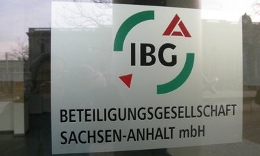 Firmenschild der IBG am City-Carré.