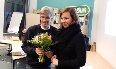 Olaf Meister und Vorstandsmitglied Petra Sperling mit Blumenstrauß.