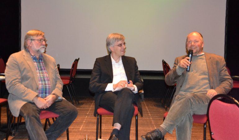 Filmgespräch mit Regisseur Roland Blum (l.) und dem Zeitzeuge Michael Beleites (r.), moderiert durch den bündnisgrünen Landtagsabgeordneten Olaf Meister.
