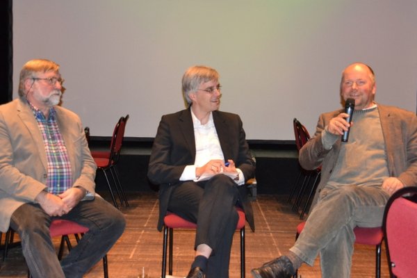 Filmgespräch mit Regisseur Roland Blum (l.) und dem Zeitzeuge Michael Beleites (r.), moderiert durch den bündnisgrünen Landtagsabgeordneten Olaf Meister.