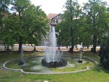 Springbrunnen vor dem Kurhaus in Bernburg.