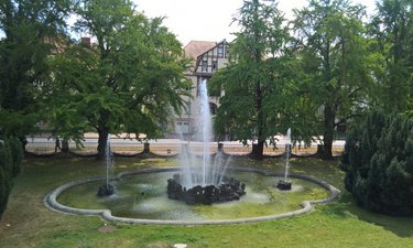 Springbrunnen vor dem Kurhaus in Bernburg.