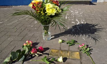 Blumenstrauß an den Stolpersteinen der Familien Lubrainschik