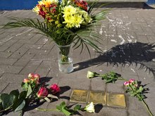 Blumenstrauß an den Stolpersteinen der Familien Lubrainschik