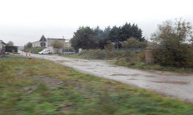 Bahnübergang bei Jesar vom Zug aus.