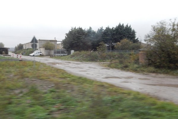 Bahnübergang bei Jesar vom Zug aus.