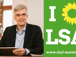Olaf Meister mit iPad am Tisch und Sticker I love LSA.