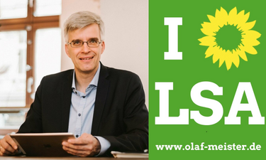 Olaf Meister mit iPad am Tisch und Sticker I love LSA.