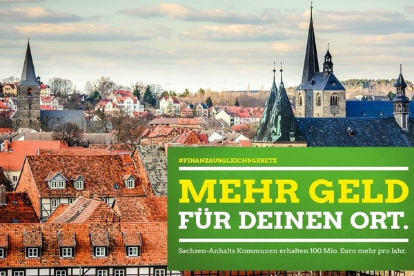 Sharepic Stadtsilouette mit grünem Infokasten Mehr Geld für deinen Ort.