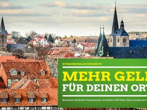 Sharepic Stadtsilouette mit grünem Infokasten Mehr Geld für deinen Ort.