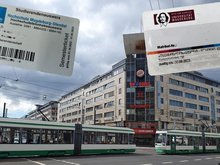 Tram auf der Kreuzung OvG-Reuterallee mit Semesterticket im Hintergrund 