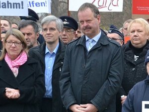 Claudia Dalbert, Olaf Meister und Wulf Gallert bei der Demo gegen die Kürzungen beim FAG vor dem Landtag Sachsen-Anhalt.
