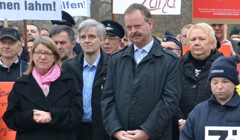 Claudia Dalbert, Olaf Meister und Wulf Gallert bei der Demo gegen die Kürzungen beim FAG vor dem Landtag Sachsen-Anhalt.