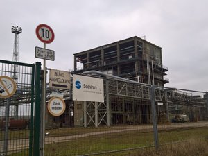 Magdeburg Alt-Salbke Einfahrt mit Schild Schirm AG. Im Hintergrund ein Chemiekomplex.