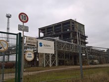Magdeburg Alt-Salbke Einfahrt mit Schild Schirm AG. Im Hintergrund ein Chemiekomplex.