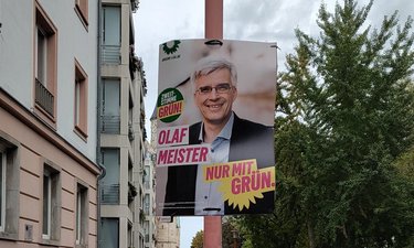 Laternenmast am Hübner-Platz mit einem Plakat von Olaf Meister.
