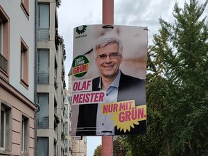Laternenmast am Hübner-Platz mit einem Plakat von Olaf Meister.