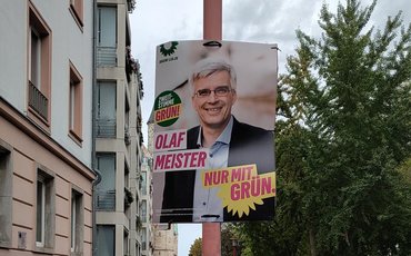 Laternenmast am Hübner-Platz mit einem Plakat von Olaf Meister.