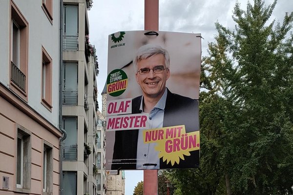 Laternenmast am Hübner-Platz mit einem Plakat von Olaf Meister.