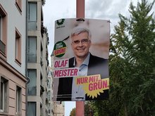 Laternenmast am Hübner-Platz mit einem Plakat von Olaf Meister.