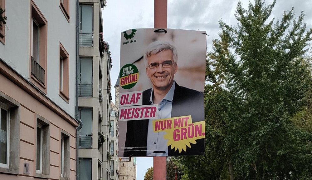Laternenmast am Hübner-Platz mit einem Plakat von Olaf Meister.